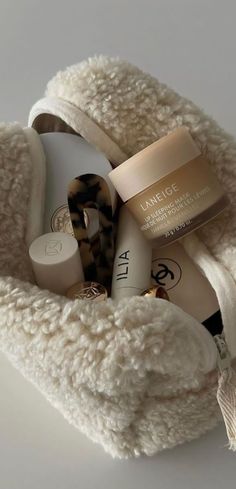 Instagram Baddie, Cream Aesthetic, Laneige Lip Sleeping Mask, Foto Tips, Lip Sleeping Mask, Beige Aesthetic, Makeup Pouch, Makeup Essentials, Makeup Skin Care