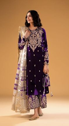 🌺Beautifull pure hand made customised outfit for wedding and party wear, We use high quality velvet fabric also organza and silk 🌺FABRIC:- dark purple velvet kameez, silk for palazo, dupatta pure banarsi soft gold organza 🌺PATTERN:- long kurta shirt with palazo and scarf 🌺WORK:- Golden Tilla work embellished with shine zari and Resham, worked on neck kurta patti.flair of the kameez, sleeves and over all boota on kameez, full palazo bottom worked with soft gold zari and Resham work , dupatta Velvet Kameez, Velvet Suit Design, Velvet Dress Designs, Afghan Clothes, Pakistani Fancy Dresses, Pakistani Fashion Party Wear, Salwar Kamiz, Potli Bags, Party Kleidung