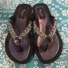 Brand New With Tags Absolutely Stunning Crystal Accents We Are A Licensed Retailer For Grandco Sandals 2000s, Kardashian Closet, 2000s It Girl, Y2k Ideas, Country Jeans, Monster High Fashion, Perfume Jewelry, Mcbling Y2k, Dr Wardrobe