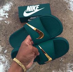 Chancletas Nike en color verde Nike Slippers, Nike Sandals, Nike Slides, Jordan Shoes Girls, Shoes Sneakers Jordans, Nike Air Shoes, Fresh Shoes, Hype Shoes, Slides Shoes