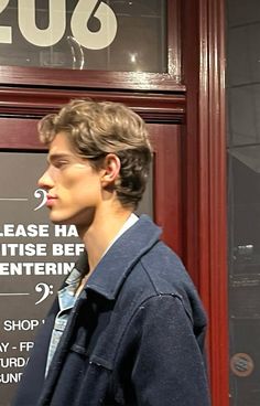 European Man Aesthetic, Man Jawline, French Guys, Mens Haircuts Short Hair, Brown Hair Men, Wavy Hair Men, Medium Curly, Medium Curly Hair Styles