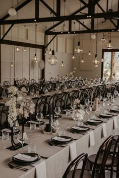 Neutral table setting perfect for any occasion. Featuring Cutlery, Plates, Candles and Tablecloths, Glassware and Crockery, and white florals. White Weddings Reception, Minimalist Wedding Decor, Madison Wedding, Catering Events, Modern Minimalist Wedding, Black And White Theme