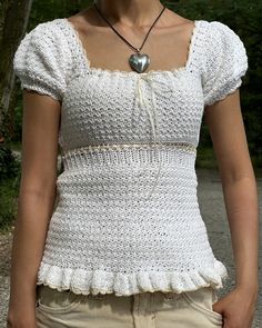 Crochet Coquette Top, Crochet Square Neck Top, Crochet Clothing Ideas, Trendy Crochet Clothes, Crochet Shirts, Crochet Floral Top, Easy Diy Clothes, Crochet Tutorial Pattern, Crochet Clothing And Accessories