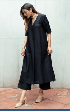 Long Straight Kurta Designs, Simple Kurti Outfits, Black Kurta Set For Women, Kurta Women Aesthetic, Long Kurti Designs Casual Simple, Black Kurta Women, Minimal Kurti, Black Kurta Outfit Women, Long Straight Kurti Designs