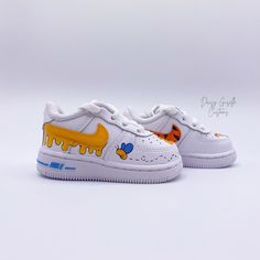 Custom Baby Shoes, How To Wash Shoes, Diy Sneakers, Shoes And Sneakers, Custom Kids, Cute Nike Shoes, Cute Nikes, Pooh Bear