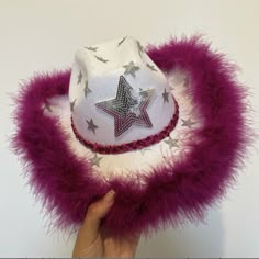 Decorating Cowgirl Hats Ideas, Cowboy Hats Decorated, Cowgirl Hat Ideas, Decorated Cowboy Hats, Harry Styles Concert Outfit Ideas, Hslot Outfit Ideas, Hslot Outfit, Harry Outfits, Taylor Concert