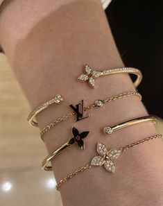 😜😃 Arm Candy Aesthetic, Middle Eastern Jewelry Aesthetic, Expensive Jewelry Luxury Bracelets, Expensive Things Aesthetic, Hold Jewelry Aesthetic, Luxury Jewelry Aesthetic, Expensive Bracelets, خواتم خطوبة, Bvlgari Jewelry