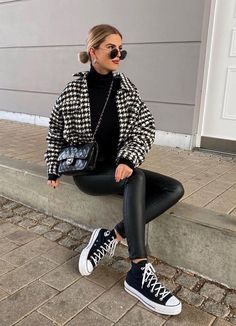 Black Sneakers Outfit, Platform Outfit, Elegantes Outfit Damen, Classy Fall Outfits, Converse Outfits, Look Legging, Outfits With Converse