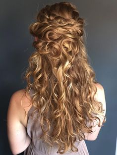 Elegant curly hairstyles for prom: inspiration and tips for a stylish look Elegant Curly Hairstyles, Prom Braids, Curly Hairstyles For Prom, Best Curly Hairstyles, Half Up Curls, Curly Prom Hair, Warm Brunette, Different Face Shapes, Hairstyles For Prom