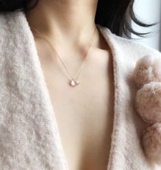 ♥Simply♥Dainty♥Everyday♥Minimal♥ 14k gold filled  14k rose gold filled 925 sterling silver  12"   (30cm) 13"   (33cm) 14"   (35cm) 15"   (38cm) 16" （40cm) 17"    (43cm) 18"    (45cm) Natural Rose Quartz Quality -AAA+ Item come wrapped individually in a ribboned gift box. 100% handmade with If you require a custom size please let me know! Thank you for stopping at LoveYi Jewellery! I ship worldwide. Dainty Rose Gold Necklace, Dainty Necklace Layered, Necklace Layering, Rose Gold Jewelry, Quartz Rose, Rose Gold Necklace, Dainty Necklace, Everyday Jewelry, Star Necklace