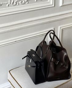 Pause Aesthetic, Brown Birkin Bag, Birkin Bag Aesthetic, Brown Birkin, Bag Aesthetic, Old Money Style, Pretty Bags, Old Money Aesthetic, Essential Bag