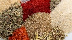 different types of spices are arranged in a circle