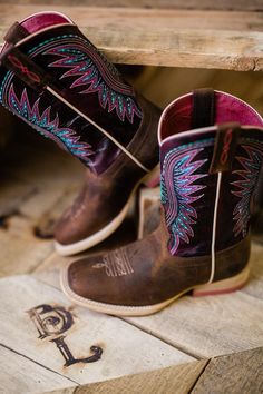 Ariat Vaquera Boot [Girl's] now available @ Broker Leather  ➴ www.brokerleather.com ➶ Decorah, Iowa Boot Boutique ➴ Family-Owned Boutique ➶ Small Business offering FREE Shipping anywhere in the USA. Vaquera Boots, Decorah Iowa, Cowgirl Boots Square Toed, Cute Cowgirl Boots, Rodeo Boots, Country Shoes, Boutique Boho, Girl Cowboy Boots, Western Shoes