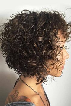 Kręcony Bob, Medium Curly Bob, Curly Hair Bob, Perm Ideas, Curly Angled Bobs, Bob Ideas, Bob Haircut Curly, Curly Hair Photos, Curly Haircuts