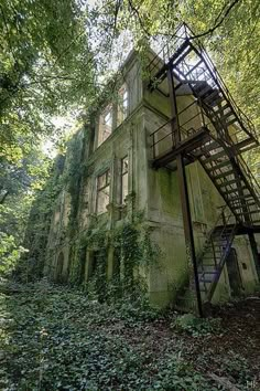 an old abandoned building with stairs leading up to the second story and ivy growing around it