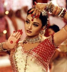 Aishwarya Rai In Indian Wear, Aishwarya Saree, Bollywood Vintage, Pohela Boishakh, Vintage Bollywood Aesthetic, Saree Bollywood, Retro Bollywood, 90s Bollywood, Bollywood Outfits