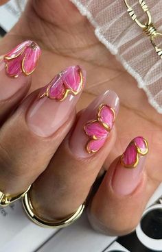 Flower And Gold Nails, Acrylic Nail Designs Vacation, Oval Nail Shape Designs, Nails Of Summer, Unique Nail Art Designs Trends, Nail Designs For Tropical Vacation, Aesthetic Colorful Nails, Nail Ideas For Italy, Hawaii Fall Nails