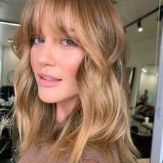 Балаяж на русые волосы: окрашивание на разную длину Honey Blonde Balayage With Bangs, Honey Blonde Bangs, Light Golden Brown Hair Color Caramel, Honey Blonde Hair With Bangs, Balayage With Bangs, 2023 Haircuts, Honey Blonde Bob, Hair Casual, Caramel Blonde Hair