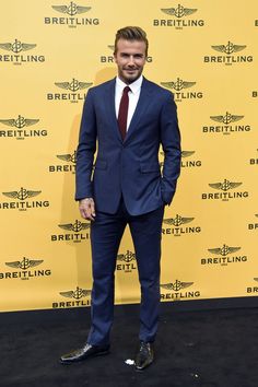 Los 25 trucos de David Beckham para llevar un traje insuperable | GQ España Model Jas, Beckham Suit, David Beckham Suit, Wedding Husband, Breitling 1884, David Beckham Style, Terno Slim, Men's Business Outfits, Blue Suit Men