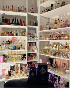 Aesthetic Perfume Collection, Perfume Closet, Perfume Collection Display, Koleksi Makeup, Bath N Body Works, Dream Closet Design, Perfume Display, Perfume Organization, Perfume Bottle Design