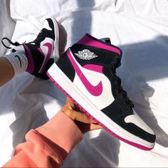 Jordan Rosa, Jordan Sneaker, Nike Shoes Girls, Shoes Sneakers Jordans, All Nike Shoes, Jordan Outfits