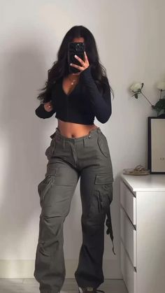 Baddie Streetwear Outfits Winter, Women Outfit Inspo Aesthetic, Unnamed Collective, Flat Jeans Outfit, Y2k 2023 Fashion, Baddie Cargo Pants Outfit, Winter Cargo Outfit, Haley Core Aesthetics, Baddie Outfits 2023