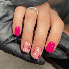 Hot Pink Nails With White Flowers, Pink Nails With Black Flowers, Hot Pink Simple Nails, Short Mail Inspired, Hot Pink French Tips With Flowers, One Flower Nail, Hot Pink Flower Nails, Hot Pink Nails With Flowers, Cute Hot Pink Nails