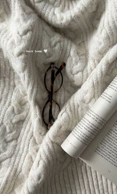 Cozy Books, November Aesthetic, Brunette Aesthetic, Vibe Aesthetic, Cottage Aesthetic, Aesthetic Cozy, Simple Fits, Iphone Wallpaper Photos, Slow Life