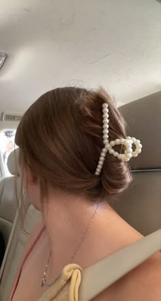 Pearl Hair Claw Clip, Claw Clip Brown Hair, Trendy Hair Claw Clips, Trendy Claw Clip, Prom Hair Claw Clip, Pearl Claw Clip Hairstyles, Curly Claw Clip Hairstyles, Claw Clip Ideas, Curly Claw Clip