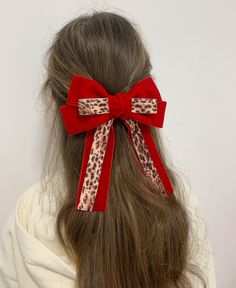 Red and leopard print large hair Bow barrette. This Luxe bow delicately made with a red and leopard printed high quality velvet ribbon. It is attached to 10 cm (3.9'') french barrette. Our items are handmade with attention to detail in a smoke free environment Measures approximately: 6" width (15 cm) 6.9" length (17.5 cm) Red Velvet Hair, Leopard Hair Bow, Cheetah Hair, Velvet Hair Bow, Red Leopard Print, Leopard Print Hair, Large Hair Bows, Leopard Hair, Bow Barrette