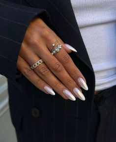 Christmas White Chrome Nails, Chrome White Nails Designs, White Chrome Nails Christmas, Chrome Champagne Nails, Elegant White Nail Designs, Neutral Chrome Nails Almond, Chrome Xmas Nails, Cool Nail Designs 2024, White Nails With Chrome Powder