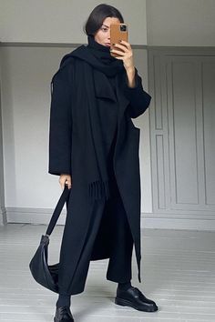 Marianne Smythsisters, Outfit Nero, Black Coat Outfit, Instagram New Post, Outfit Minimalist, Long Black Coat, Outfit Look, All Black Outfit, Coat Outfits