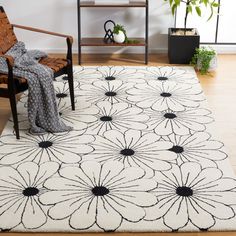 SAFAVIEH Soho SOH768B Handmade Ivory / Black Rug Image 1 Adu Ideas, Viscose Rug, Modern Contemporary Style, Chic Pattern, Ivory Area Rug, Black And White Floral, Black Area Rugs, Ivory Rug, Black Rug