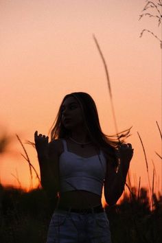 sunset, girl, aesthetic, summer vibes Iphone Contacts Aesthetic, Contacts Aesthetic, Vision Board Black, Pics For Vision Board, Aesthetic Couple Poses, Valentines Day Shoot, Iphone Contacts, Back Hug, Scenic View