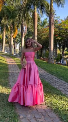 Pink Prom Dresses Aesthetic, Hoco Long Dresses, Short Layered Dress, Pink Princess Prom Dress, Prom Fotos Ideas, Strapless Pink Dress, Birthday Gowns, Pretty Dresses Aesthetic, Prom Dresses 2025 Ideas