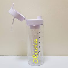 a plastic blender with the word ombre written on it's side and a white lid