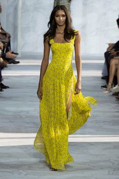 Not-So-Mellow Yellow Sukienki Maksi, Trendy Dresses Summer, Yellow Gown, Spring Outfits Dresses, Fotografi Digital, Beauty Dress, Yellow Fashion, Trendy Dresses, Yellow Dress