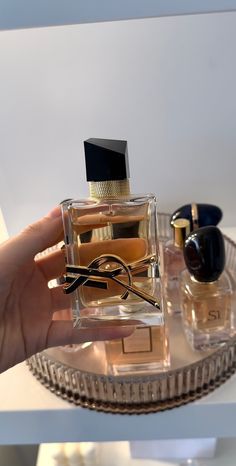 Perfumes Aesthetic, Aesthetic Perfumes, How To Organize Perfumes On Dresser, Fragrance Aesthetic, Organization Perfume, Profumo Victoria Secret, Aesthetic Perfume, Koleksi Parfum, Collection Perfume