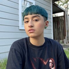 Womens Bowl Cut, Modern Bowl Cut, Short Hair Shaved Sides, Glam Rock Makeup, Queer Haircut, Bowl Haircuts, Cool Short Hairstyles, Shaved Sides, New Cut