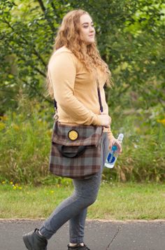 Kilt Fashion: OUTLANDER Tartan Messenger-Style Tote Bag Premium Wool Tartan. #outlander #outlanderstarz #outlanderseries #outlanderseason4 #celtic Outlander Tartan, Kilt Fashion, Outlander Style, Great Kilt, Campbell Tartan, Outlander Characters, Thistle Design, Tartan Kilt, Kilt Pin