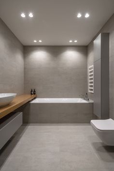 a bathroom with a sink, toilet and bathtub in it's center area