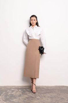 This linen shirt is the epitome of sophistication and elegance. Its hourglass cuffed sleeves elevate the classic linen shirt to a luxurious level. Made from high-quality linen, it is both stylish and comfortable. Perfect for any occasion, this shirt exudes exclusivity and refinement. Skirt Office Style, Office Midi Skirt, Khaki Midi Skirt, Skirt Office, Khaki Tops, Mean Blvd, Office Skirt, Lace Midi, Studio Lighting