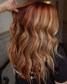 Hair Color For Green Eyes And Warm Skin, Dark Blonde With Copper Highlights, New Hair Colors For 2024, Light Fall Hair, Orange With Blonde Highlights, September Hair Color Ideas, Orange Hair With Blonde Highlights, Natural Red Hair With Blonde Highlights, Auburn Hair With Blonde