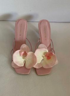 Orchid Sandals, Floral Heels, Girly Shoes, Shoes Baby, Pretty Shoes, Dream Shoes, Cute Shoes, Mood Boards, Me Too Shoes