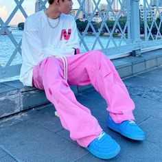 Pink Pants For Men, Masc Pink Outfit, Pink Streetwear Outfit Men, Cargo Pants Outfit Heels, Fruity Outfits, Pink Cargo Pants Outfits, Baggy Outfits Men, Creative Pants, Baggy Street Style