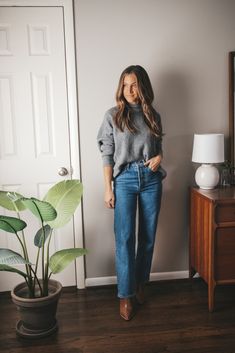 Tight Jeans Outfit Casual, Straight Leg Jeans Outfits Fall, Jeans Outfits Fall, Business Casual Jeans, Straight Jeans Outfit, Jeans Outfit For Work, Straight Leg Jeans Outfits, Winter Sweater Outfits, Jeans Outfit Winter