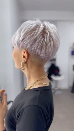 This is absolutely briliant short haircut by supertalented @zinoveva_elena from Bishkek, Kyrgyzstan 👌👏 Follow her account 🙏 WE 💗 ALL HER… | Instagram Pixie Haircut Hairstyles, Kratke Frizure Za Gustu Kosu, Short Haircuts Fine Hair, Pixie Cut Short, Bishkek Kyrgyzstan, Short Textured Hair, Short Spiked Hair, Short Spiky Haircuts, Edgy Pixie