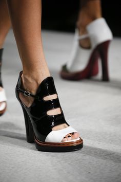 Fendi Spring 2016 Ready-to-Wear Accessories Photos - Vogue Sepatu Pump, Paris Mode, Cooler Look, Pretty Shoes, Dream Shoes, Shoe Obsession, Shoe Lover, Casual Shoes Women