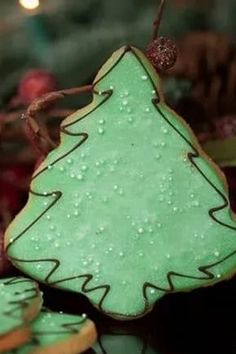 cookies decorated like a christmas tree on a table