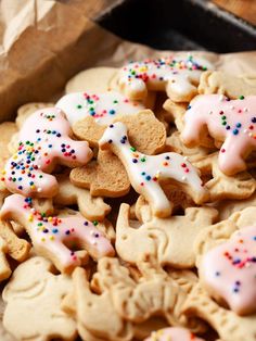 there are many decorated cookies on the table